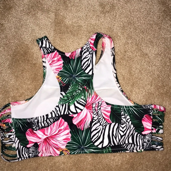 Size medium bikini top - Picture 3 of 3